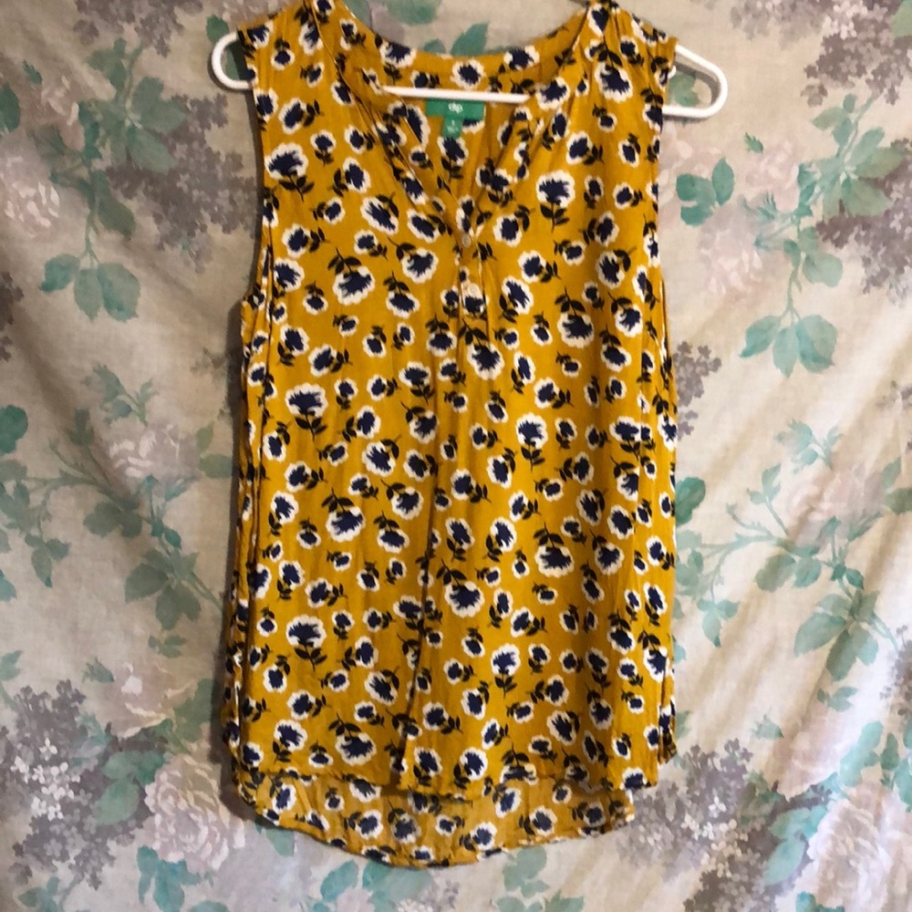 Cute sleeveless top by Dip. Size small.